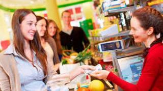Продавець в магазин європродуктів
