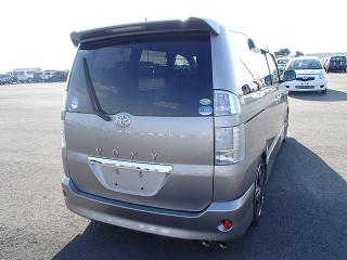 TOYOTA VOXY Фото 2