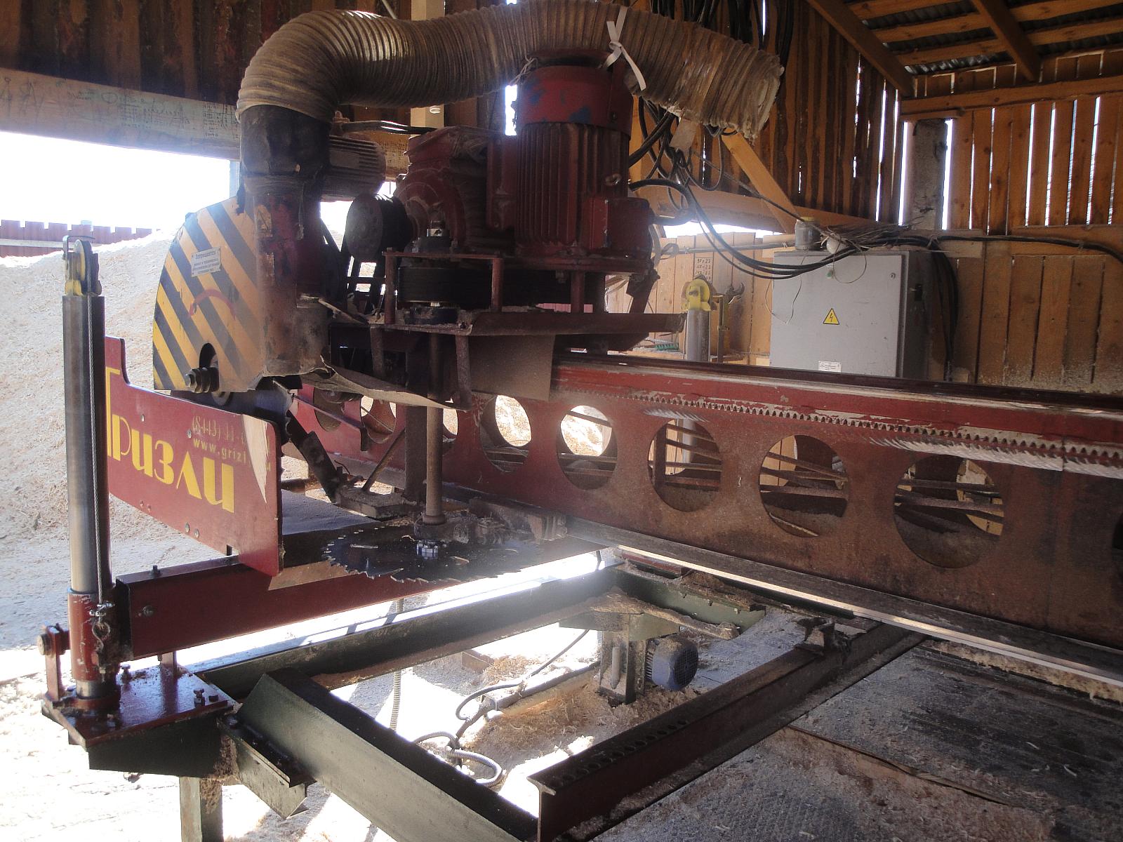 работа на пилораме грызли уборка опилок. пилорама гризли. угловая дисковая пилорама гризли. пилорама гризли дисковая углопильная. пилорама гризли.