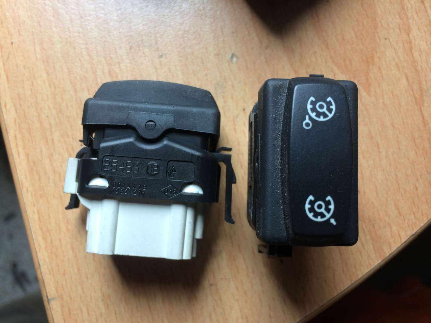 Кнопка старт стоп на рено лагуна 2001 года. Кнопка аварийки на renault premium 2002. Кнопка аварийной сигнализации лагуна 2. Renault laguna 1 кнопка стеклоподъёмника. Кнопка старт стоп рено меган.