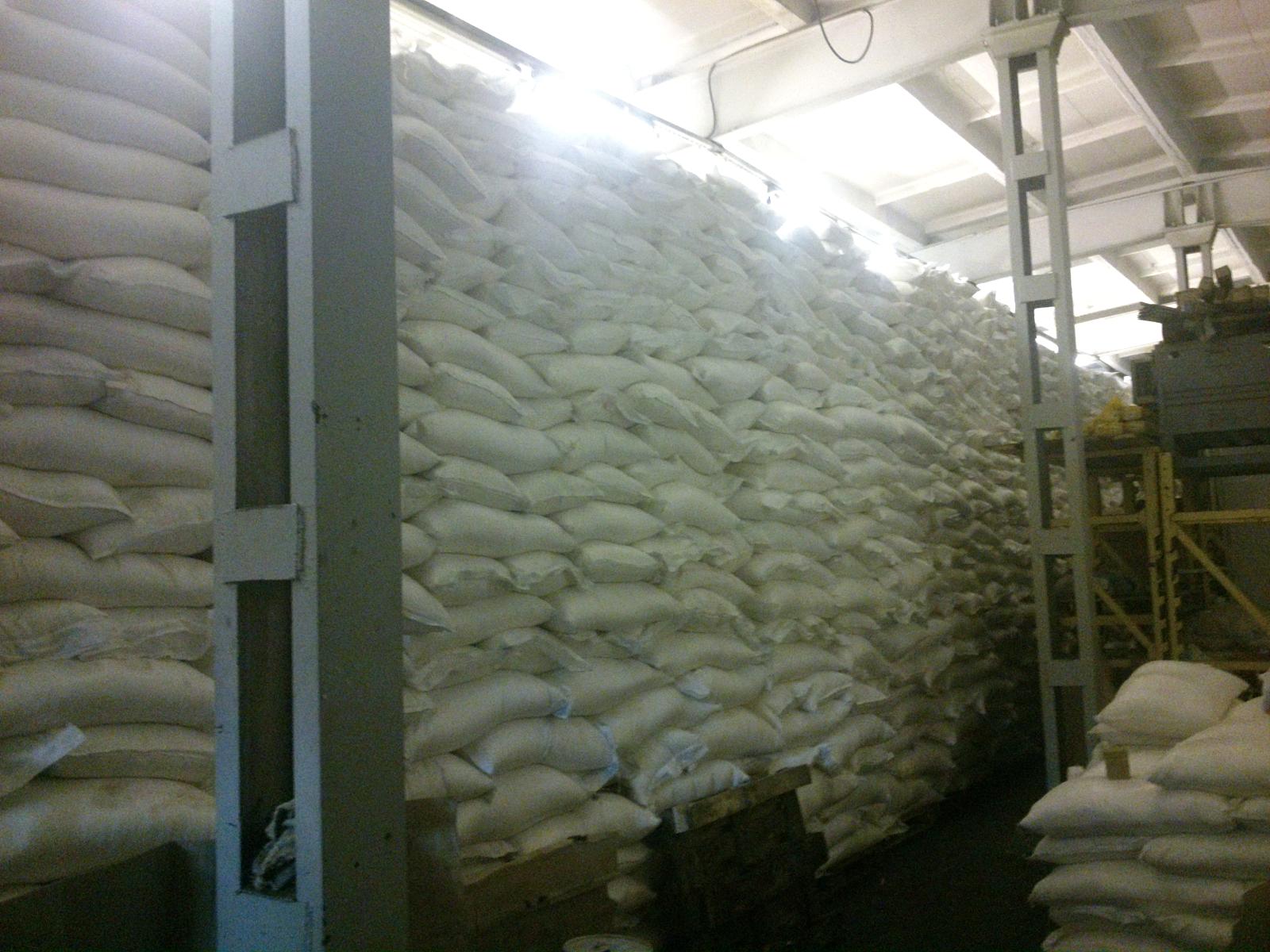 Опт от 3000 от производителя. Сахар склад мешки 50 кг. Хранение муки на складе. Сахар песок на складе. Склад хранения песка.