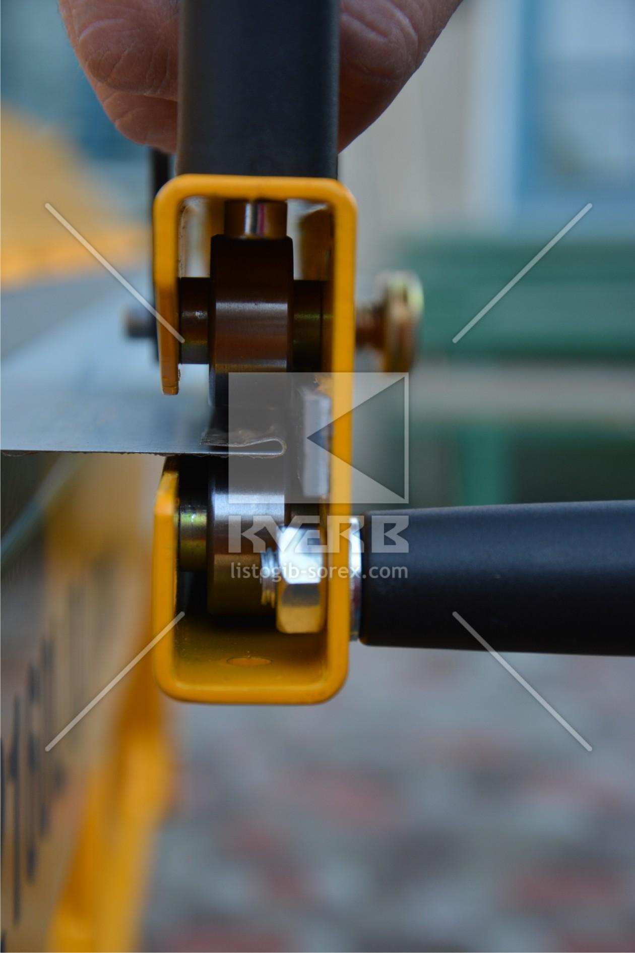 Станок для завальцовки кромок. Завальцовка листового металла. Завальцовка листового металла. Станок для завальцовки кромок 3в-05. Загиб кромки металлического листа.